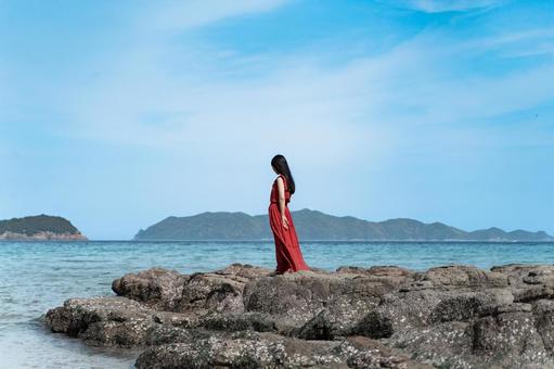 海辺に立つ赤いワンピースの女性③ 海辺に立つ赤いワンピースの女性③ 女性,海,赤いワンピースの写真素材