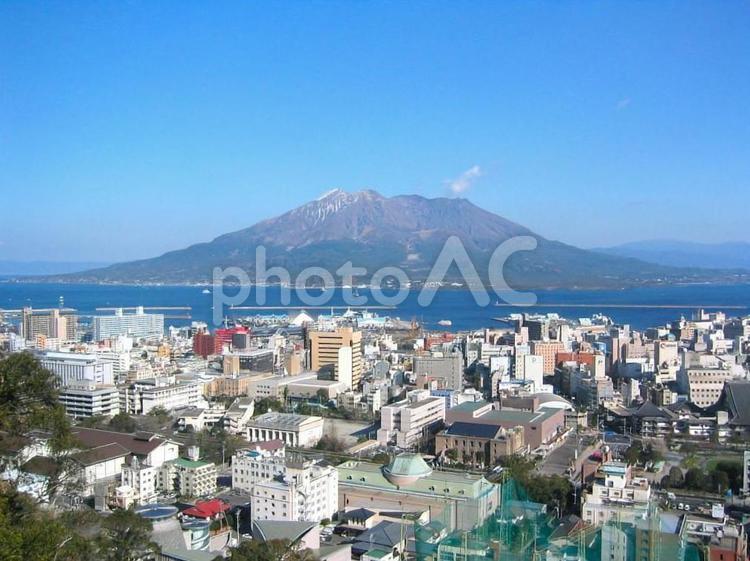 桜島と街並み 桜島,鹿児島,フェリーの写真素材