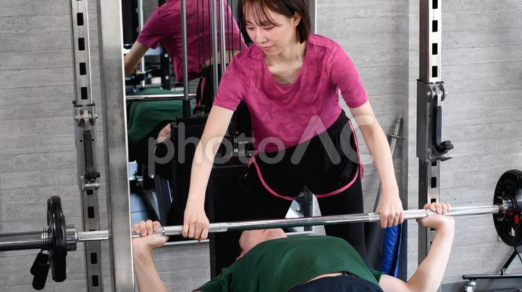 パーソナルトレーニングを受ける若い男性 パーソナルトレーニングを受ける若い男性 パーソナルトレーニング,パーソナルトレーナー,スポーツジムの写真素材