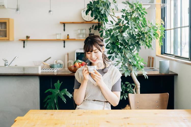 おしゃれ空間でコーヒーを飲む女性 コーヒー,カフェ,お茶の写真素材