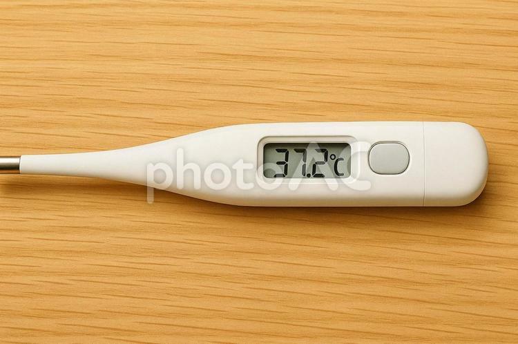 37.2度の電子体温計・検温・微熱・熱 電子体温計,検温,微熱の写真素材