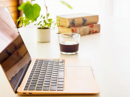ノートパソコン、コーヒー、観葉植物、書籍 ノートパソコン、コーヒー、観葉植物、書籍 ノートパソコン,珈琲,作業環境の写真素材