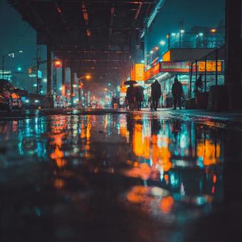 濡れた路面に映る鮮やかなネオンライト 濡れた路面に映る鮮やかなネオンライトの写真