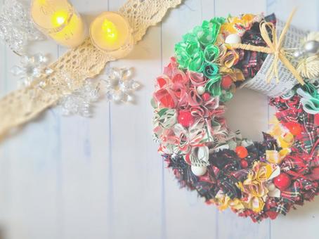 布のクリスマスリースとオーナメント 布のクリスマスリースとオーナメント クリスマスリース,クリスマス,ろうそくの写真素材