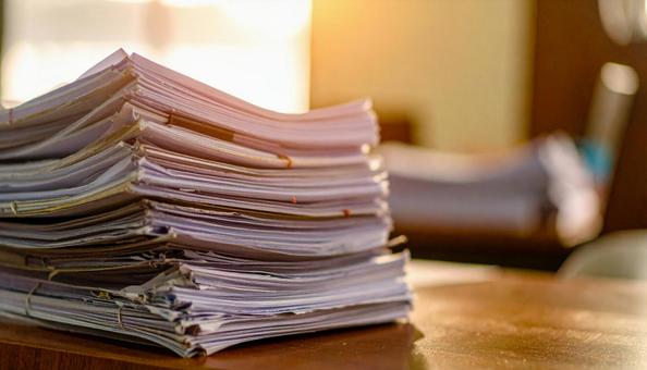 書類まみれの会社の机 書類まみれの会社の机の写真