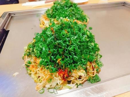 ねぎたっぷりの広島風お好み焼き お好み焼き,広島風,広島焼きの写真素材