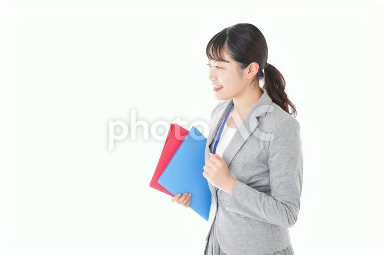 オフィスでファイルを持つビジネスウーマン オフィス,職場,社内の写真素材
