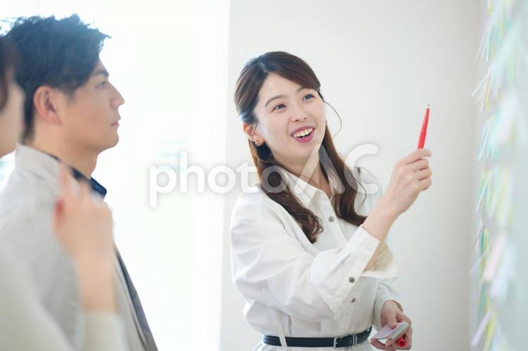 付箋を見ながら話している男女 男女,笑顔,笑うの写真素材