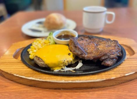 チーズハンバーグとチキンの鉄板焼き チーズハンバーグとチキンの鉄板焼きの写真
