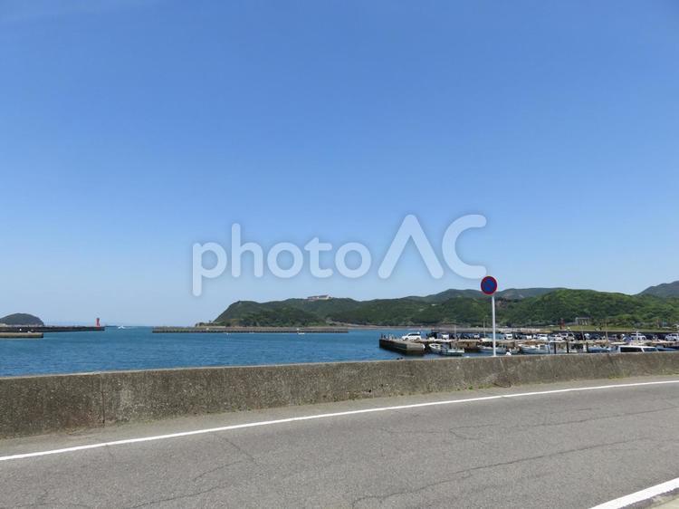 漁港にて。青空と海と漁船 漁港,漁船,青空の写真素材