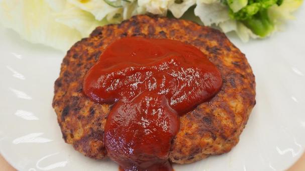 ハンバーグのポテトサラダ添え(接写) ハンバーグのポテトサラダ添え(接写)の写真