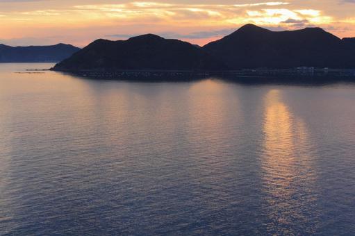 愛媛県愛南町 宇和海の夕景 愛媛県愛南町 宇和海の夕景 宇和海,夕景,夕やけの写真素材