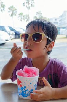 かき氷を食べる男の子 男の子,かき氷,夏の写真素材
