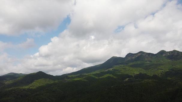 緑豊かな山々 緑豊かな山々の写真