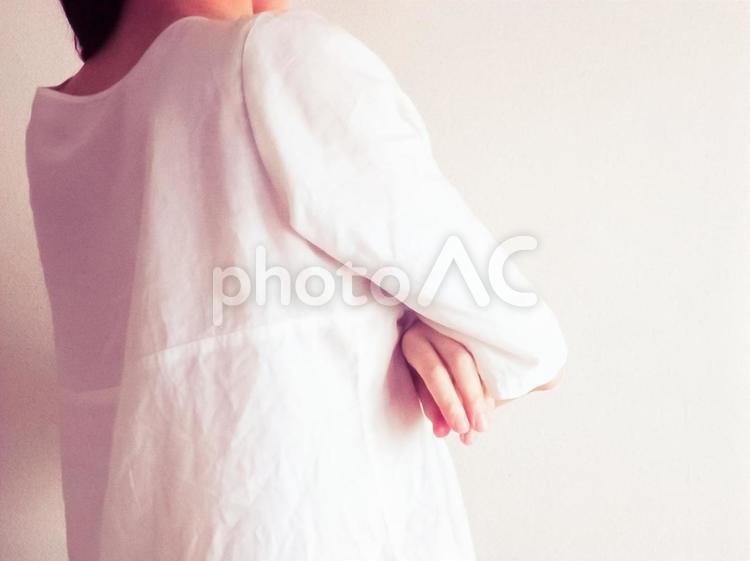腕組みして怒る女性 女性,腕組み,腕の写真素材