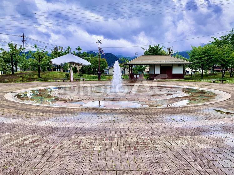 雨上がりの噴水公園 雨上がり,噴水,公園の写真素材