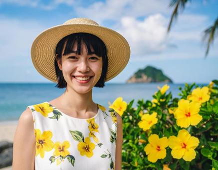 夏旅の彼女・夏空と黄色いハイビスカス 夏旅の彼女・夏空と黄色いハイビスカスの写真