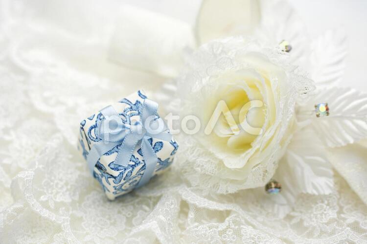 プチギフトと薔薇のコサージュ ギフト,プレゼント,プチギフトの写真素材