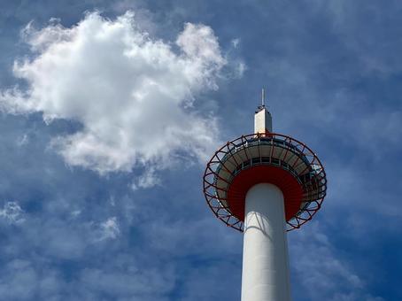夏の京都タワー 夏の京都タワーの写真