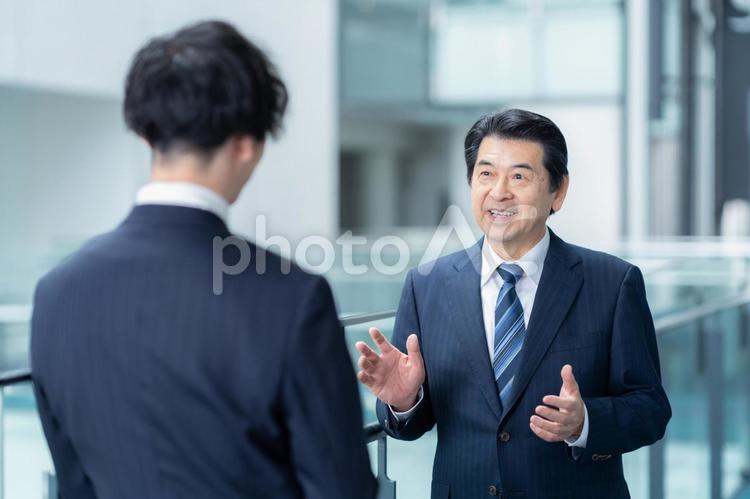 オフィスで打ち合わせをするビジネスマン ビジネス,会議,ビジネスマンの写真素材