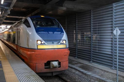 新青森駅入線の特急つがるE751系車両 新青森駅入線の特急つがるE751系車両の写真