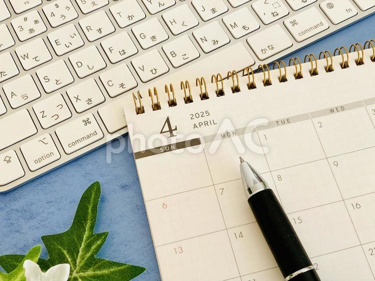 4月カレンダーとキーボード（ブルー背景） 4月,カレンダー,スケジュールの写真素材