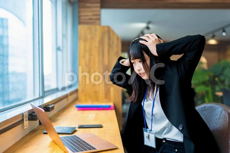 ミスをして頭を抱えるビジネスウーマン ビジネスウーマン,ビジネス,女性の写真素材