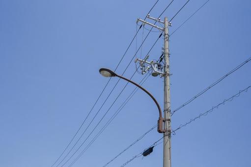街の風景【電柱と電線】 街の風景【電柱と電線】 電柱,電信柱,ケーブルの写真素材
