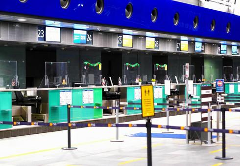 空港のチェックインカウンターで搭乗手続き 空港のチェックインカウンターで搭乗手続き チェックインカウンター,カウンター,海外旅行の写真素材