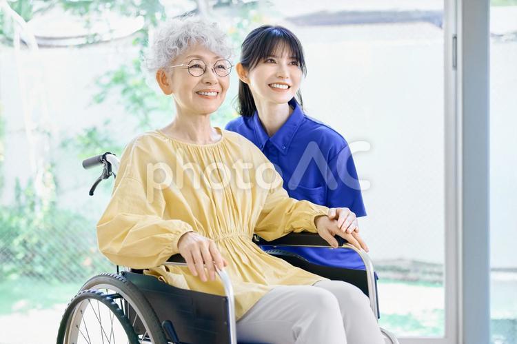 介護士と車椅子の女性　高齢者　在宅 訪問介護,介護,高齢の写真素材