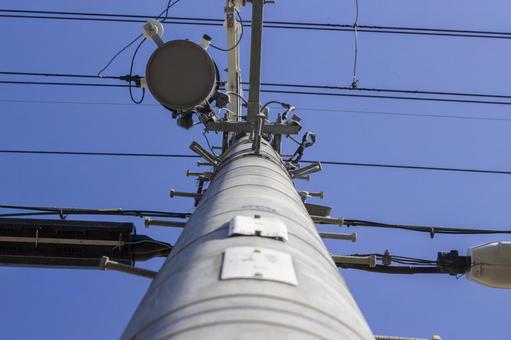 見上げる電柱と青空 見上げる電柱と青空の写真