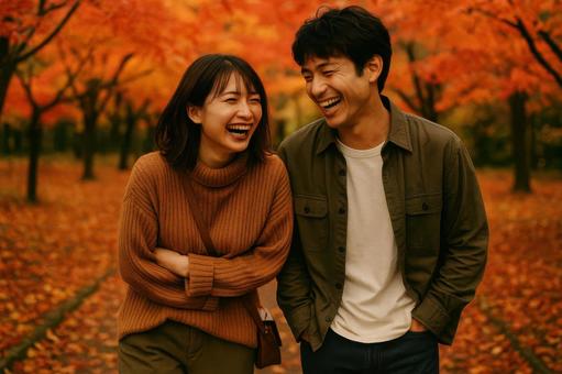紅葉デートで笑い合う二人 紅葉デートで笑い合う二人の写真