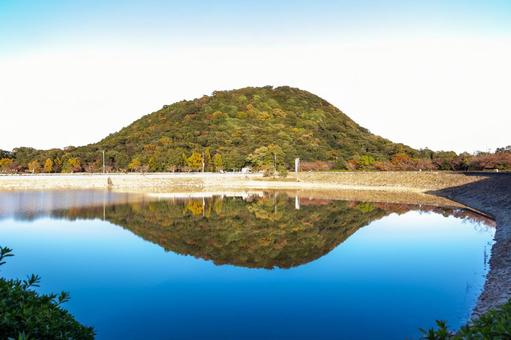 西宮・北山貯水池から眺める甲山 甲山,北山貯水池,山の写真素材