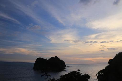 西伊豆町温泉街からの素晴らしい夕陽の写真