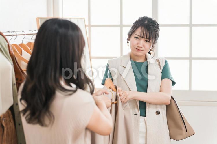 バーゲン・セールで商品を奪い合う女性客 バーゲン,セール,取り合うの写真素材