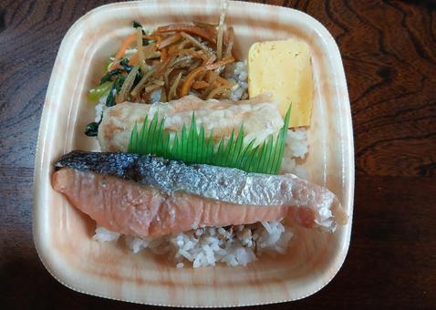 もち麦の鮭弁当 もち麦の鮭弁当 お弁当,いろどり,紅鮭の写真素材