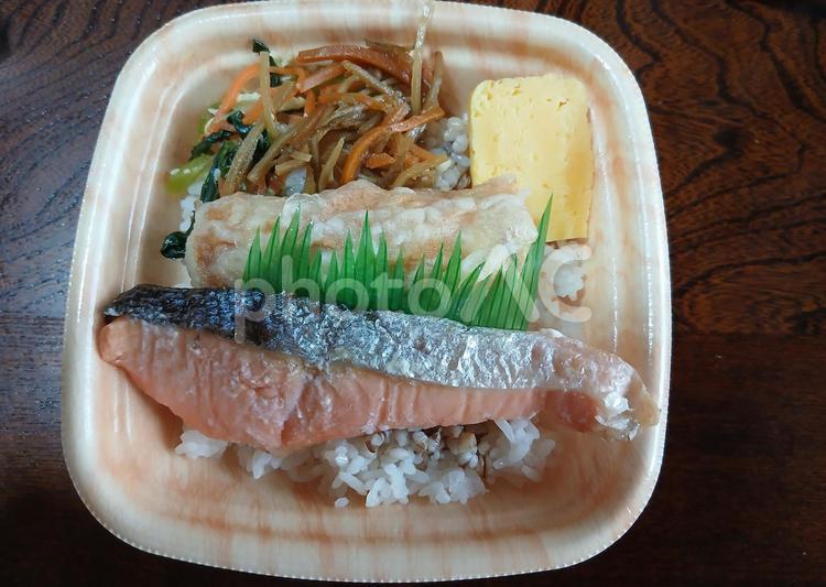 もち麦の鮭弁当 お弁当,いろどり,紅鮭の写真素材