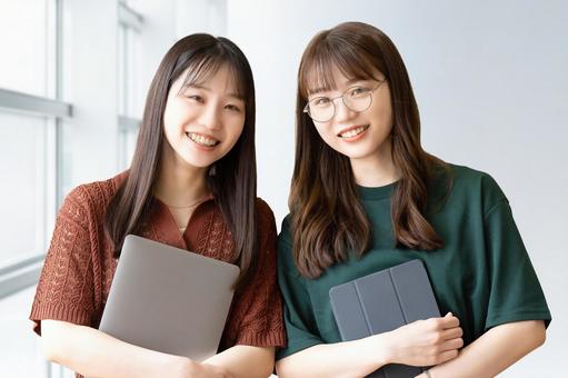 女性2人のビジネスチームワークイメージ 女性2人のビジネスチームワークイメージ 女性,2人,微笑むの写真素材