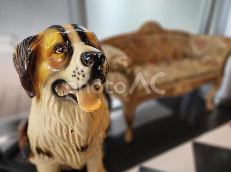 犬の置き物とソファー 犬,置き物,インテリアの写真素材