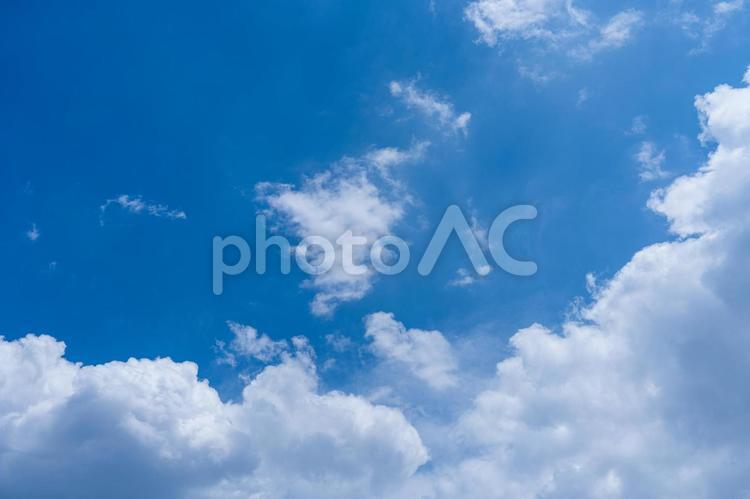 【自然】晴れわたる青い空と白い雲【背景】 空,青空,雲の写真素材