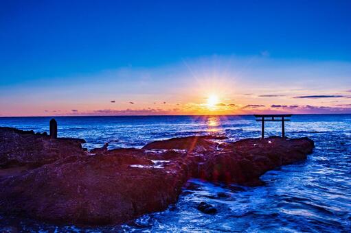 岩場の鳥居と日の出のある風景 海,風景,空の写真素材