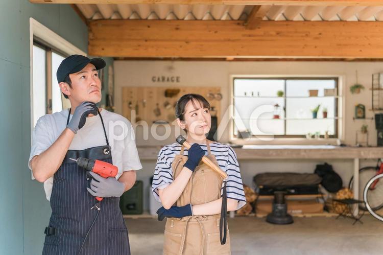 ガレージをDIYをする男女（困る） diy,困る,悩むの写真素材