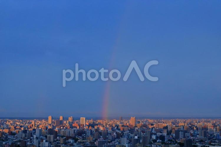 夕方、雨上がりの虹がかかる街並み(広角) 虹色,虹,主虹の写真素材