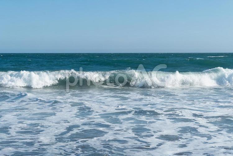 水平線と打ち寄せる波 海,波,海岸の写真素材