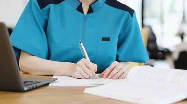 勉強をするアジア人介護士の手元 勉強をするアジア人介護士の手元 介護士,介護福祉士,勉強の写真素材
