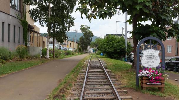 廃線の手宮線に残る線路 廃線の手宮線に残る線路の写真