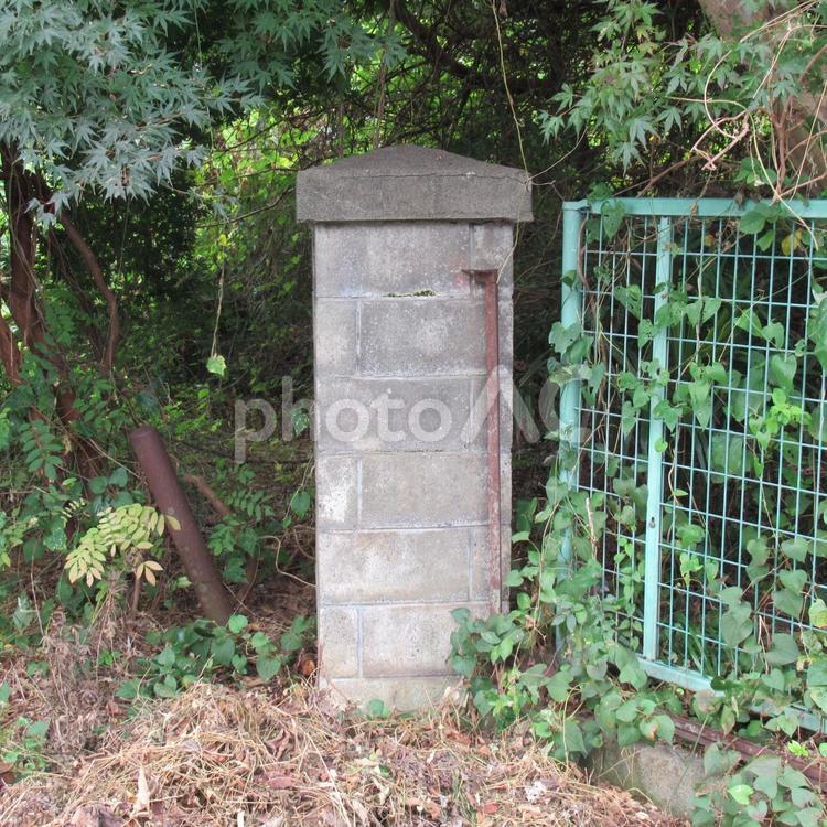 解体された古い家屋の門柱：右側 門柱,建物,家屋の写真素材