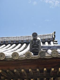 日本の屋根の鬼瓦 日本の屋根の鬼瓦 鬼瓦,青空,瓦の写真素材