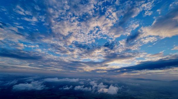 癒しの空模様:薄雲と青い空 癒しの空模様:薄雲と青い空の写真