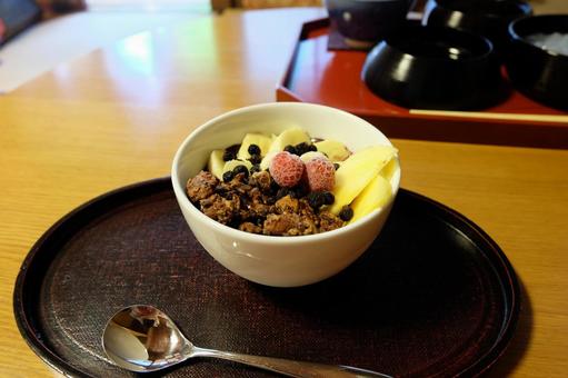 果物やシリアル入りカフェのアサイーボウル 果物やシリアル入りカフェのアサイーボウル アサイーボウル,カフェ,ヘルシーの写真素材